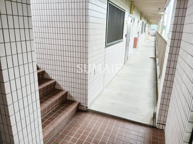 マンション根岸のロビー|共用部の階段です。