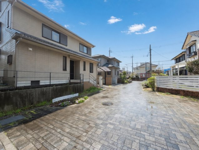神戸市北区鹿の子台南町　中古一戸建ての前面道路含む現地写真|車通りの少ない前面道路！お子様がいらっしゃるご家族でも安心！
