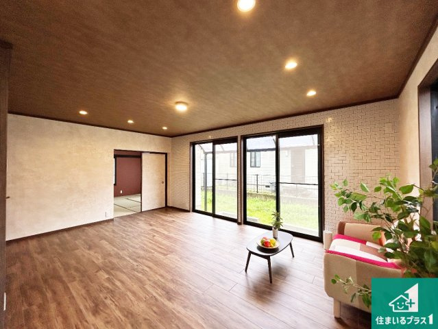 神戸市北区鹿の子台南町　中古一戸建ての居間・リビング|日当たり良好の明るいリビングで朝の目覚めもスッキリできそう！小さなお子様が遊ぶスペースを作っても広々とくつろげるLDK！