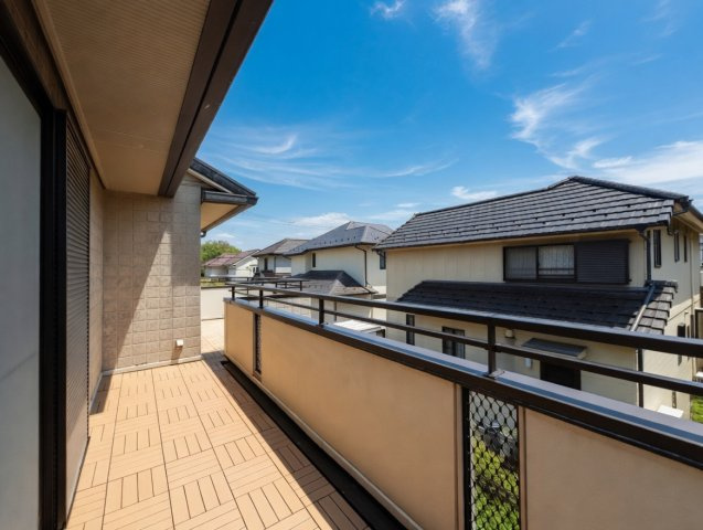 神戸市北区鹿の子台南町　中古一戸建てのバルコニー|ワイドバルコニーは洗濯物を干すスペースが広いのでご家族が多くても安心！