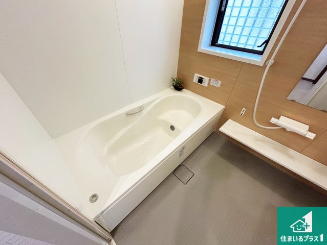 神戸市北区鹿の子台南町　中古一戸建ての浴室|足をゆったり伸ばして寛げる浴槽です。窓が設けられていますので差し込む光が明るく穏やかな雰囲気にしてくれます♪