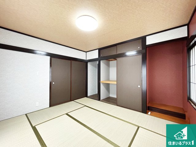 神戸市北区鹿の子台南町　中古一戸建ての和室|リビングとフラットに繋がる和室。大きな窓が印象的な、明るい光が室内へと運び込まれる居心地の良い空間です。和室はご家族のくつろぎの場としてはもちろん、客間としても活用できます。