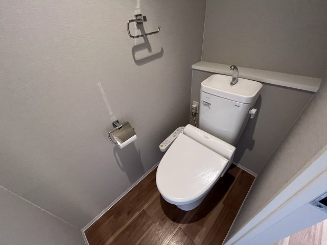 温水洗浄便座付きのトイレです♪