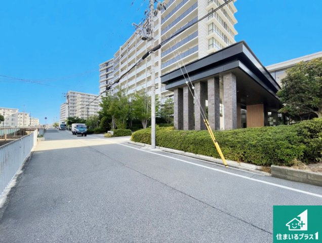 プラウドシティ伊丹の外観|周辺は閑静な住宅街！前面道路広々で車の出し入れも便利です。駐車が苦手な方でも安心して車庫入れできます！