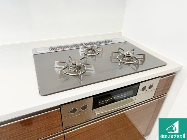 プラウドシティ伊丹の設備|ダブル高火力Ｓｉセンサー付きコンロ！３口あるので、まとめて料理をする時も大活躍！