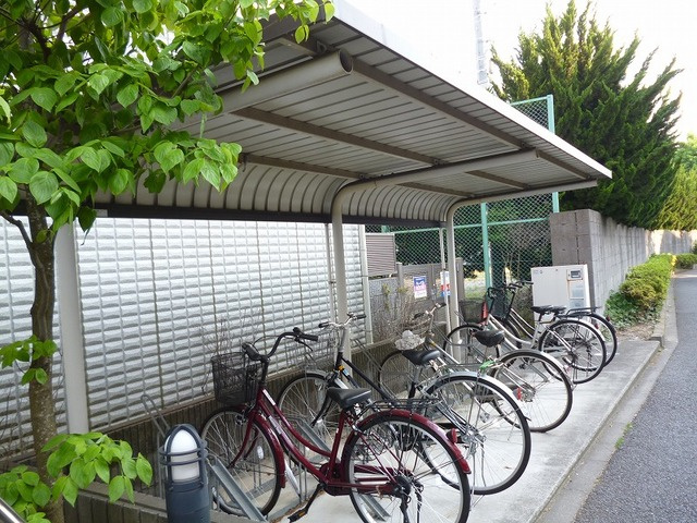 メゾンシマのその他共用部分|★屋根付きの駐輪場★