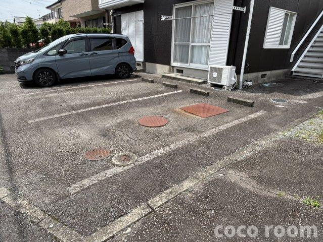 フォーセゾンの駐車場
