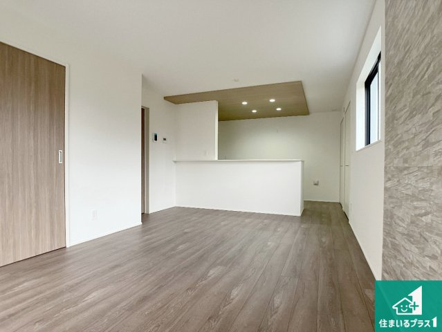 加古川市西神吉町岸　新築一戸建ての居間・リビング|子供を見守りながらお料理が出来るため家族のコミュニケーションか増えます♪スペースが広く確保されている為お子様が大きくなったときは一緒に料理を楽しめます♪