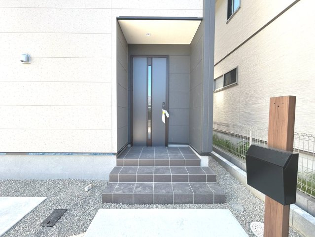 リーブルガーデン　一宮市蓮池第３　全２区画分譲の玄関|【ピッキング防止機能付き玄関ドア錠】玄関ドアの鍵は上下に２つあり、内側の下段は脱着サムターンキー。
鍵を不正に開錠されても、もう１つの鍵でピッキングを防ぎます。防犯性の高い仕様になっています。