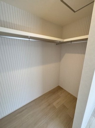 大池2丁目の収納|ウォークインクローゼット付きで、家族の衣類や荷物をまとめて収納可能。片付けやすく、収納力抜群だから、リビングも寝室もスッキリ快適に保てます