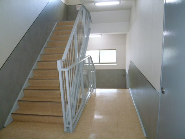 共用階段です。エレベーターはございません♪