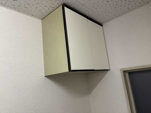 玄関には吊戸棚がございます♪