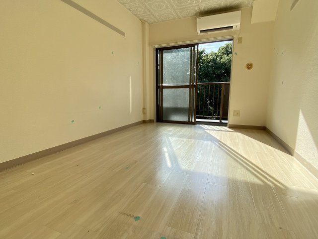 西向き５階角部屋陽当り良好の洋室６帖です。エアコン付きです♪