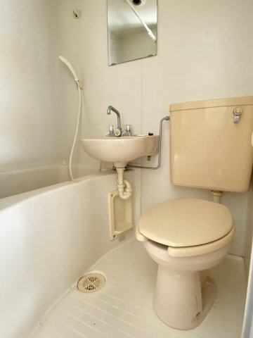 お風呂とトイレと洗面台の３点ユニットバスです♪