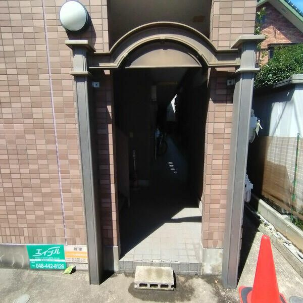 蕨市中央３丁目の賃貸マンションのエントランス