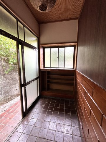 伊東港まで約400m　大型5DKの戸建ての玄関
