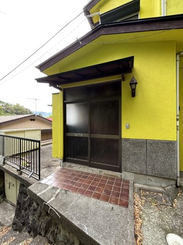 伊東港まで約400m　大型5DKの戸建ての玄関