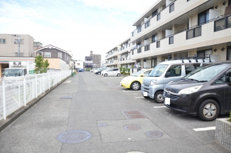 泉大津市東雲町のハイツの駐車場|駐車スペースもあります
