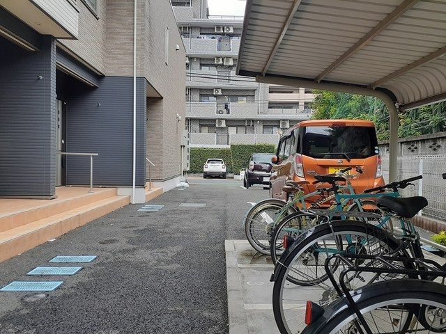 ベル・三鷹の駐車場