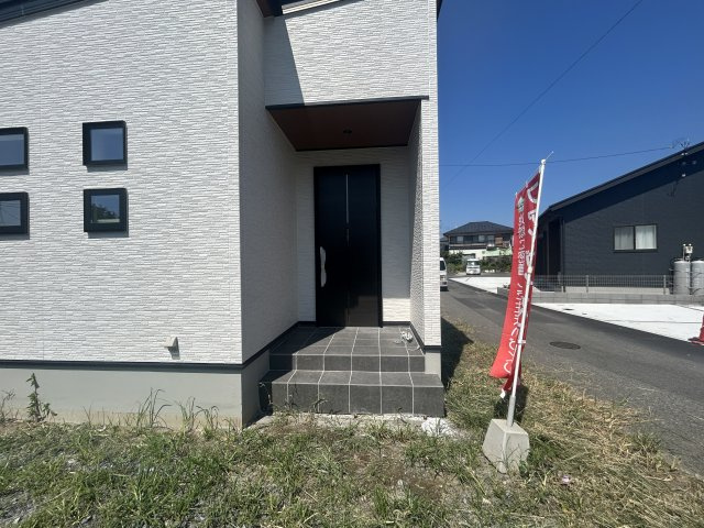 新築　前橋市駒形町1区画の玄関|ポストと一体型のTVモニターホンでセキュリティ安心！嬉しい宅配ボックス付き♪