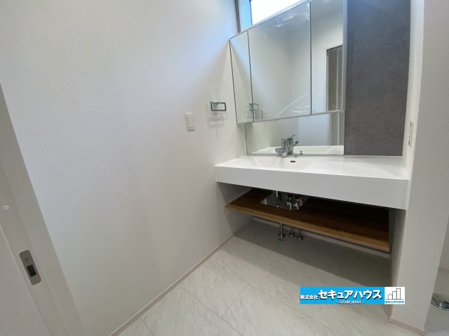 【今からご案内可能】知多郡東浦町藤江字三丁　全3棟の洗面所|【洗面台】
◆鏡の裏にはたっぷりと収納スペースを標準装備！
◆電源を付属しているのでドライヤーなど利用できます。