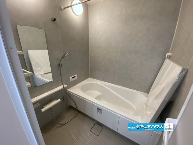 【今からご案内可能】知多郡東浦町藤江字三丁　全3棟の浴室|【浴室】
◆アクセントパネルで落ち着きのある雰囲気を演出します。毎日の疲れを癒やすバスタイムをお楽しみ下さい！
◆窓付きで、カビの繁殖を抑える効果があります。