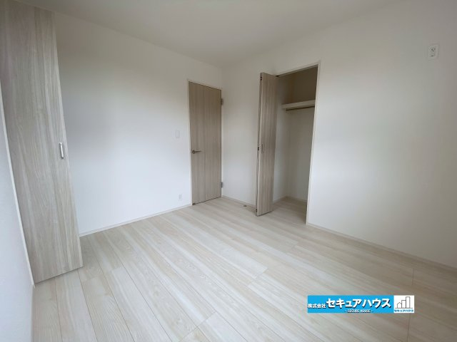 【今からご案内可能】知多郡東浦町藤江字三丁　全3棟の洋室|【洋室】
◆広々とした居住空間は日々の暮らしを彩り、心のやすらぎと満足感を与えてくれます。通風と採光を考慮した設計は子供たちはのびのび育ち、家族でくつろぎと団らんを生み出します。