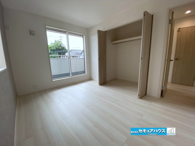 【今からご案内可能】知多郡東浦町藤江字三丁　全3棟の洋室|【洋室】
◆家族一人ひとりの大切なプライベート空間。趣味に合わせて使って頂けるようシンプルに仕上げてあります。暮らし心地を大きく左右する収納を、適材適所に配置し使い勝手を考慮しました。　