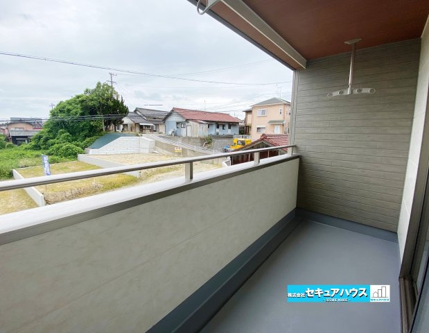 【今からご案内可能】知多郡東浦町藤江字三丁　全3棟のその他|【バルコニー】
◆見晴らしもよく、太陽の温かな温もりをめいっぱい受け止めてくれます。
太陽の光と爽やかな風を受けたお洗濯物はあっという間に乾き、取りこむ時には太陽の匂いを感じられそうですね。　