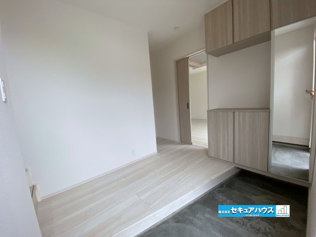 【今からご案内可能】知多郡東浦町藤江字三丁　全3棟の玄関|【玄関】　　　　
◆お家に出会う人々を迎える玄関だからこそ、広々清潔感あふれる空間にしたいものです。採光・通風にも配慮された設計で毎日明るい空間をキープします♪