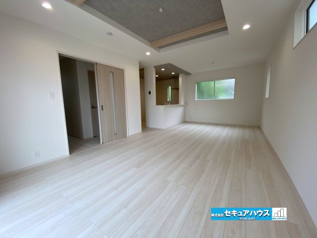 【今からご案内可能】知多郡東浦町藤江字三丁　全3棟の居間・リビング|【LDK】
◆通学から帰宅し、リビングルームで会話を楽しむ子ども達。リビングから臨む景色は太陽色に染まり、解放感溢れゆったりとしたひと時を過ごすことが出来る素敵な空間です。