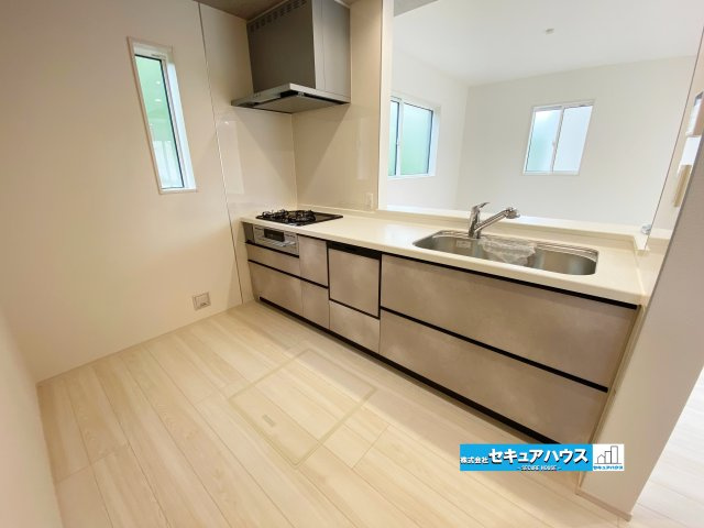 【今からご案内可能】知多郡東浦町藤江字三丁　全3棟のキッチン|【キッチン】
◆同時にたくさんの料理が調理できる。「焼く・蒸す・煮る」の工程を同時進行で進めることができるので、料理を素早く作ることができます。育児でバタバタ忙しいママに嬉しい♪
