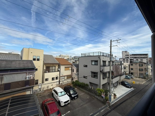 神戸市兵庫区荒田町３丁目のアパートの玄関