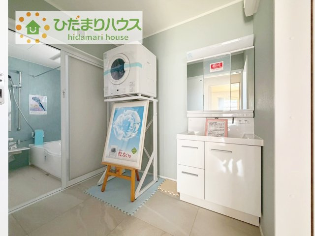【独立洗面台】 | 坂東市岩井　新築戸建 | 三面鏡の大きな鏡は憧れます(^^♪鏡の後ろは収納となっていて、細かいものでも収納できるのでスッキリと整理できます！