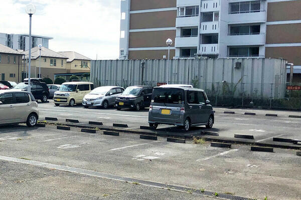 ビレッジハウス向台タワー１号棟の駐車場