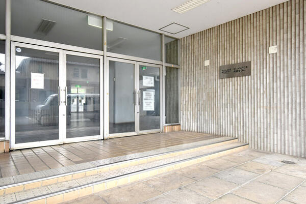 ビレッジハウス向台タワー１号棟のエントランス