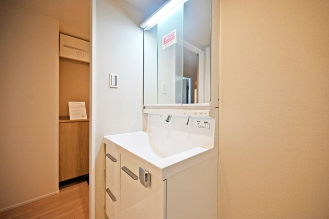 立花グリーンハイツ四号棟の独立洗面台|使いやすさに配慮された洗面スペースは、収納力が高く、生活感を抑えたすっきりとした空間を保てます。動線も良く、毎日の身支度や家事を快適にサポートしてくれるのも魅力です。