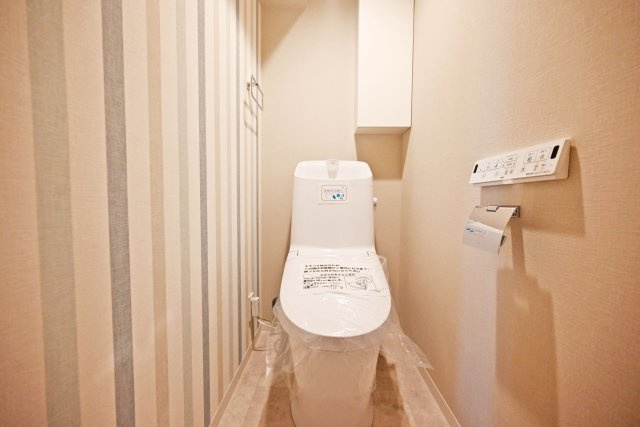立花グリーンハイツ四号棟のトイレ|シンプルで清潔感のあるトイレ空間は、限られたスペースながらも使いやすさに配慮されており、毎日気持ちよくお使いいただけます。