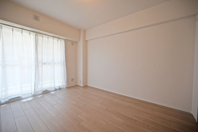 立花グリーンハイツ四号棟の洋室|-洋室6.0帖-
大きな窓から自然光が差し込み、心地よいプライベート空間を演出します。