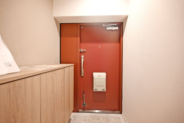 立花グリーンハイツ四号棟の玄関|すっきりとした印象の空間。収納も備わっており、靴や小物を整理して気持ちよくお客様を迎えられます。