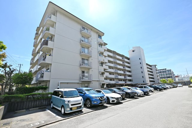 立花グリーンハイツ四号棟の駐車場|駐車場月額料金：12000円～15000円
※空き状況は要確認