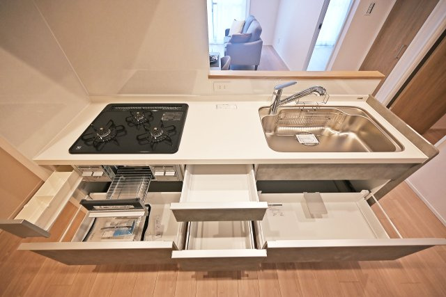 立花グリーンハイツ四号棟のキッチン|日々の家事効率を高めてくれるシステムキッチン◎収納も充実しており、調理器具や食材をすっきりと整理可能です。