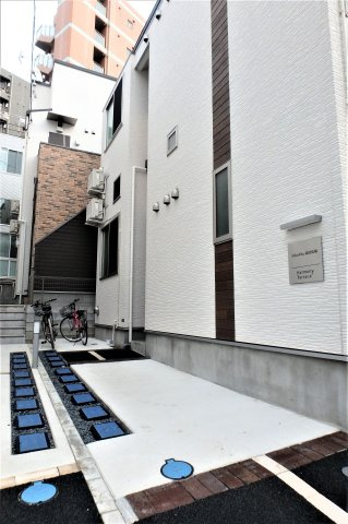 新宿区高田馬場３丁目のアパートのエントランス