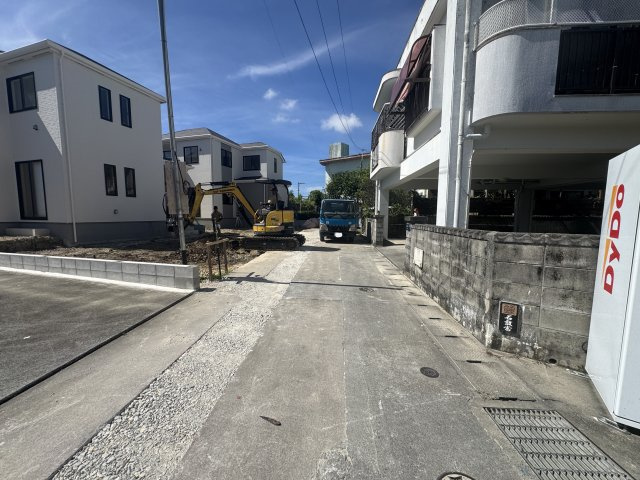 西原町与那城（全2棟）ラストB号棟の前面道路含む現地写真|※東側4m道路♪