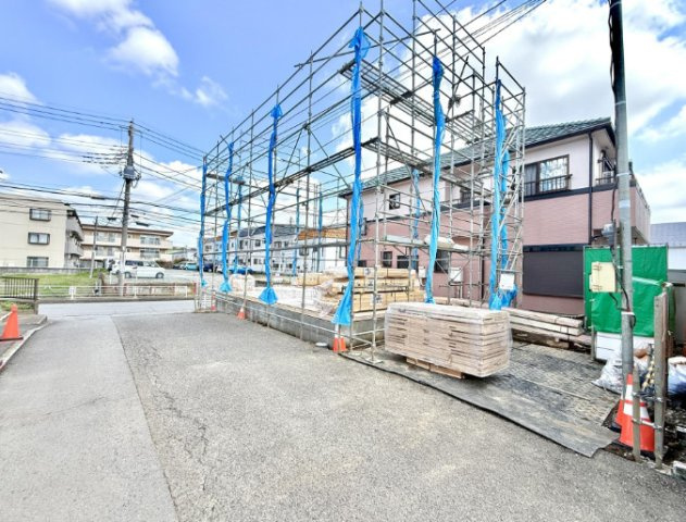 厚木市愛甲東１丁目　新築戸建の前面道路含む現地写真