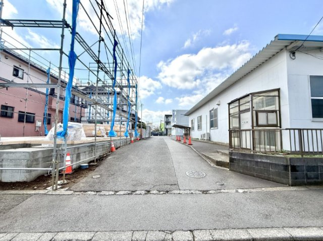 厚木市愛甲東１丁目　新築戸建の前面道路含む現地写真