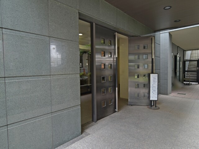 クレストフォルム田町ベイフロントスクエアのエントランス|「日の出」駅徒歩４分！平成１２年築の新耐震基準マンション、クレストフォルム田町ベイフロントスクエアは即日現地案内可能となっておりますので、お気軽にお問い合わせください！