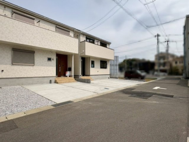 【約19帖の広々LDK♪】高知市中須賀町第1　3号棟新築戸建の前面道路含む現地写真|※2026年3月29日撮影。全面道路幅も余裕があり車の駐車もラクラク♪