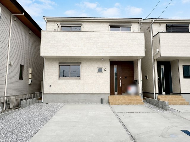 【約19帖の広々LDK♪】高知市中須賀町第1　3号棟新築戸建の外観|※2026年3月29日撮影。完成です✨明るい白系サイディングを採用した清潔感のあるデザイン。