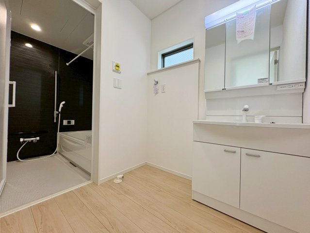 【約19帖の広々LDK♪】高知市中須賀町第1　3号棟新築戸建の独立洗面台|明るく清潔感のある洗面スペースで、毎日の身支度が気持ちよく